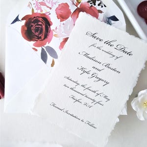Deckle Edge Kalligraphie Schrift Save the Dates, Rote Rose und Marineblau Hochzeitseinladungen, Deckled Kanten Papierdruck - DEPOSIT