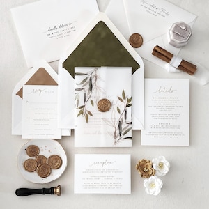 Suite di inviti per matrimonio verde e oro, invito per matrimonio verde muschio oliva stampato, giacca in pergamena stampata con inchiostro dorato e sigillo in ceralacca - Deposito