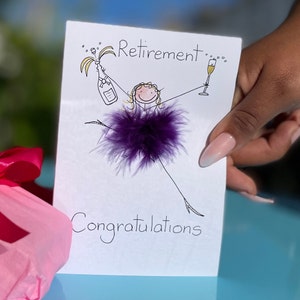 Carte de retraite 3D personnalisée pour elle, moelleuse, unique, amusante et de bonne qualité. Etiquette cadeau disponible.