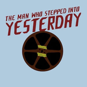 Peut inclure: Un fond bleu avec le texte "THE MAN WHO STEPPED INTO YESTERDAY" en rouge. En dessous du texte se trouve une bobine de film brune avec deux étiquettes jaunes qui indiquent "THE LIZARD" et "LIES HEAVY".