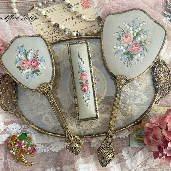 Un encantador vintage Petit Point Lace y Ormolu Gold Dressing Table Vanity Dresser Set, Bandeja, Espejo de mano con cepillo para el cabello, Hollywood Regency