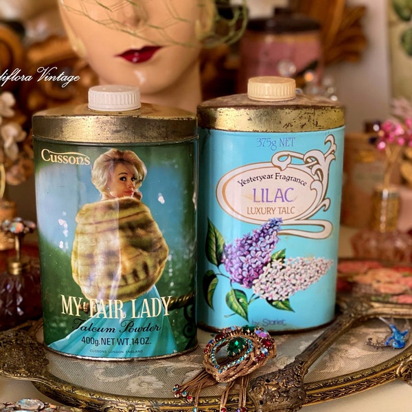 Une belle PAIRE de boîtes de poudre de talc vintage, Cussons My Fair Lady & Lilacs, années 1960, Coiffeuse Décor, Talc Vanity Boudoir