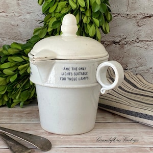 Puede incluir: Jarro de cerámica blanca con tapa y asa. El jarro tiene letras azules que dicen "Are the only lights suitable for these lamps".