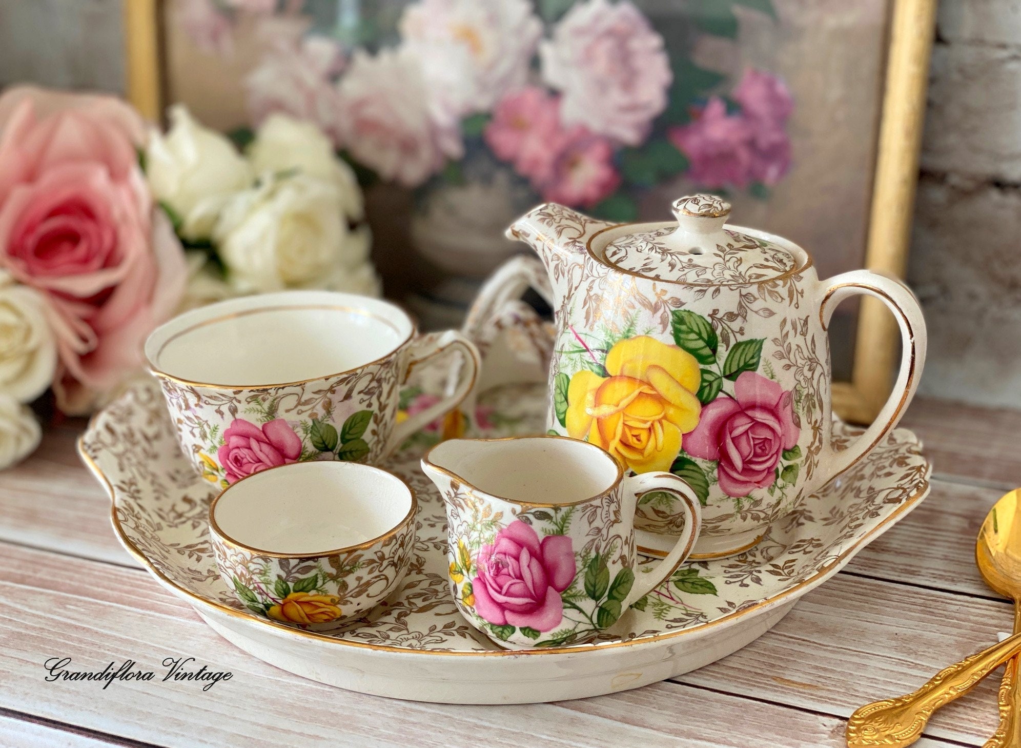 Retro Teapot Set, Brass Teapot and Cup Set Vintage Orchid Pattern Tea Set  with 1 Teapot 4 Tea Cups and Tray Chinese Tea Set for Friends, Tea Lovers,  Partners : : Home