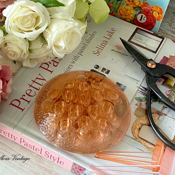 Een mooie vintage roze glazen koepelvormige bloemkikker, Engels, bloemschikken, pennenhouder, bloemenesthetiek, cottage chic
