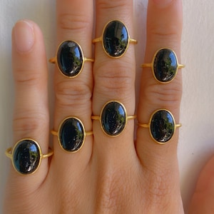 Anillo de oro con turmalina negra // Anillo de turmalina negra // Anillo ovalado con turmalina negra //
