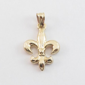 Colgante con dije de flor de lis francesa en oro amarillo macizo de 14 k