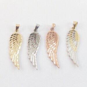 Op de afbeelding: Vier engelenvleugel hangers in verschillende metaal afwerkingen: goud, zilver, ros&eacute; goud en tweekleurig goud en zilver.