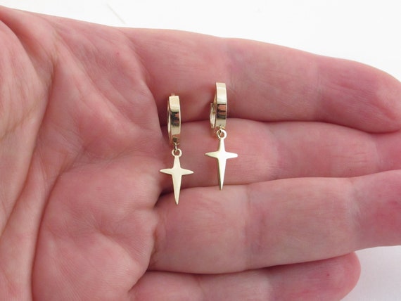 Aretes de argolla con cruz de oro amarillo macizo de 14 k en cruz simple o con circonita cubica Se venden en pares o individuales Para hombres o mujeres Etsy Espana