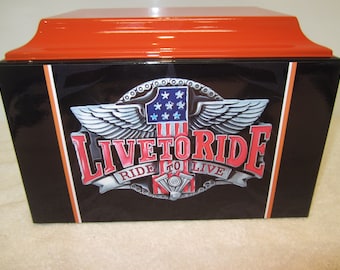 Könnte beinhalten: Eine schwarze Holzkiste mit einem orangefarbenen Deckel. Die Vorderseite der Kiste zeigt eine silberne und rote Grafik mit den Worten "Live to Ride" und "Ride to Live".