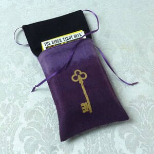 Porte-cartes de tarot en soie violet, or, clé squelette imprimée à la main