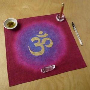 Tamaño de viaje, Om, Ohm, Aum, Mantel de altar, Rojo morado, Lino pequeño, Altar de viaje, Pagano