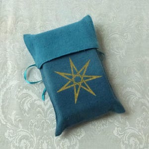 Bolsa de cartas de tarot de seda teñida a mano, pintada a mano, con estrellas de hadas, estrellas élficas y verde azulado.