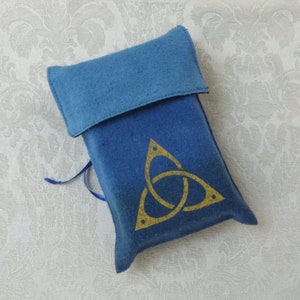 Blaue Seide Triquetra & Triskele Tarot Kartentasche Handgefärbt Handbedruckt, (TB-X-3)