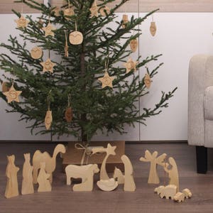 Drewniana szopka – OLEJOWANA, drewniana żłób, żłobek, scena narodzenia, inspirowana Montessori, prezent świąteczny, prezent ślubny – 7" wysokości