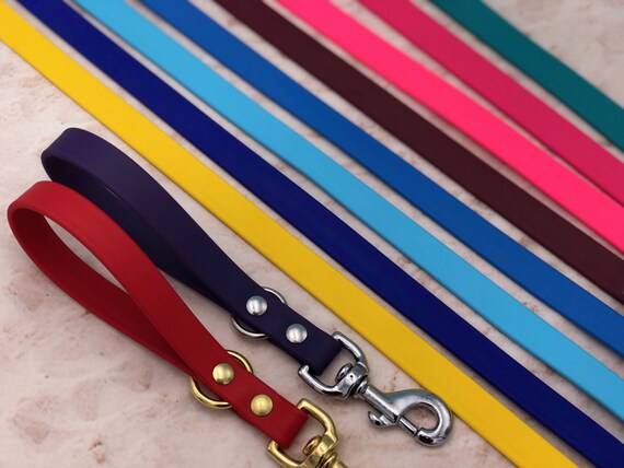 Maison de poupées miniature collier de chien plomb /& 3 pet toys choix de 8 couleurs fait main