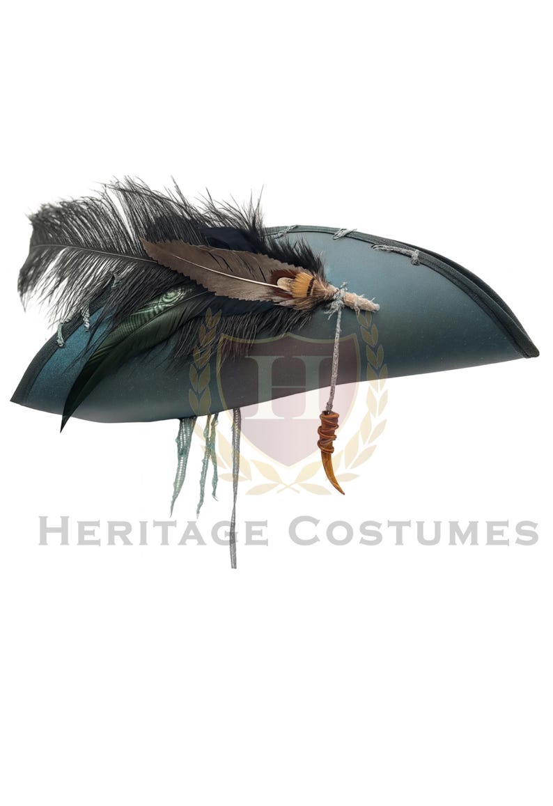 Puede incluir: Un sombrero de tres picos en color verde azulado oscuro con borde negro, adornado con una pluma negra grande, una pluma m&aacute;s peque&ntilde;a con patrones marrones y blancos, y un dije en forma de cuerno marr&oacute;n colgando de un cord&oacute;n. Se lee HERITAGE COSTUMES.