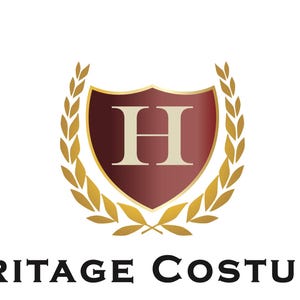 Puede incluir: Un logotipo que presenta un escudo granate con una letra H de color crema en el centro, rodeado por una corona de laurel dorada. Debajo del escudo, el texto HERITAGE COSTUMES est&aacute; escrito en una fuente serif negra y negrita.