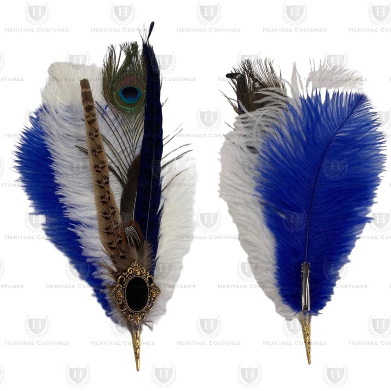 Op de afbeelding: Twee blauwe, witte en bruine verenpluimen met gouden accenten. Een pluim heeft een decoratieve gouden en zwarte knop, de andere heeft een gouden clip.