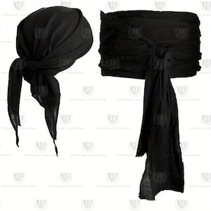 以下が含まれることがあります： 黒い布製の海賊バンダナ2枚。1枚は頭巾として結び、もう1枚はベルトとして結んでいます。