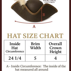 Puede incluir: Un sombrero de tres picos marr&oacute;n con una pluma blanca y un emblema circular de tono dorado. La imagen incluye una tabla de tallas con medidas: una circunferencia interior de 24 1/4 pulgadas, un ala de 5 pulgadas y una altura de copa de 4 pulgadas.