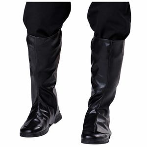 Peut inclure: Une paire de couvre-bottes noirs montant jusqu'aux genoux, fabriqués dans une matière lisse et mate. Ces accessoires présentent une couture verticale structurée au centre, s'étendant du bord supérieur jusqu'à la zone des orteils.