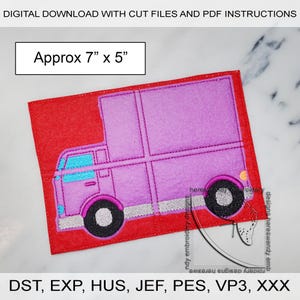 Puede incluir: Un diseño bordado de una furgoneta en rosa y azul sobre un fondo de fieltro rojo. El diseño mide aproximadamente 7 pulgadas por 5 pulgadas. Los formatos de archivo incluidos son DST, EXP, HUS, JEF, PES, VP3 y XXX.