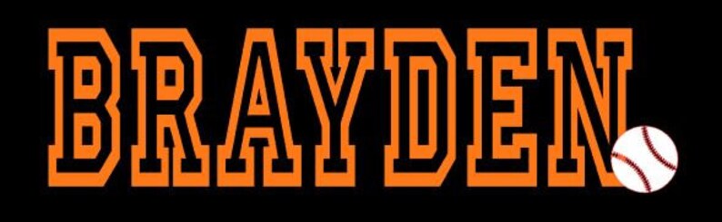 Puede incluir: Gr&aacute;fico de b&eacute;isbol naranja y negro con el nombre "BRAYDEN" en letras grandes y en negrita. Una pelota de b&eacute;isbol blanca con costuras rojas est&aacute; a la derecha del nombre.