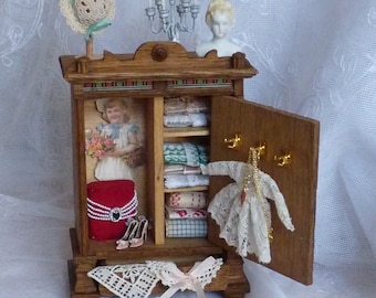 Vintage Rare! Antique cabinet around 1930 with accessories for dollhouse brocante