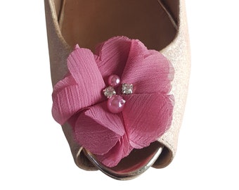 Mooie Deeree donkerroze chiffon schoenclips met parel en strass midden
