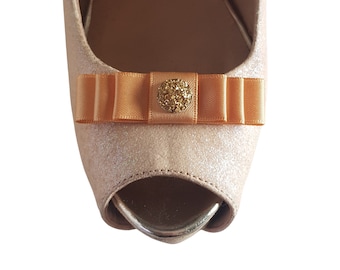 Clips de zapato de lazo de oro cálido pequeños hechos a mano con centro de botón de brillo