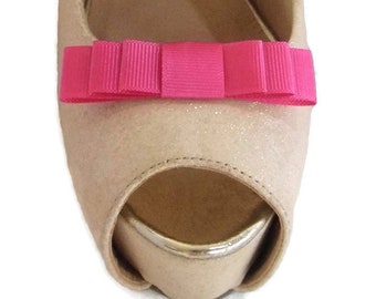 cerise pink shoes and bolsa