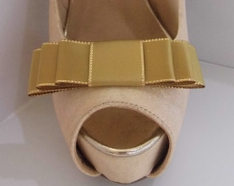 Clips para zapatos hechos a mano con triple lazo de satén dorado y borde dorado