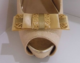 Clips para zapatos hechos a mano con triple lazo de satén dorado y borde de filigrana