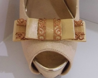 Clips para zapatos hechos a mano con triple lazo de satén dorado y borde de filigrana de bronce