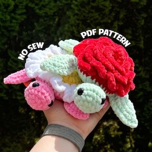 Può includere: Una tartaruga all'uncinetto con un designo di fiori rosa, verde, bianco e giallo. La tartaruga indossa una rosa rossa all'uncinetto sulla testa. Il testo "NO SEW" e "PDF PATTERN" è visibile nell'immagine.