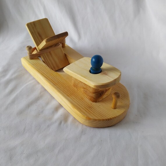 Wooden Paddle Boat: Classic Bath Toy