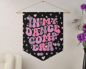 Bannière de fanion d'épinglettes In My Dance Comp Era, présentoir de la collection d'épingles de danse pour danseuse de compétition, décoration de salle d'épinglettes de compétition, cadeau de danseuse comp