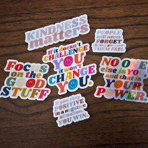 Inspirerende sticker, 6-pack Als het je niet uitdaagt, zal het je niet veranderen Vriendelijkheid is belangrijk Focus op de goede dingen Niemand anders ben jij