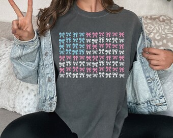 Camiseta de colores cómodos estilo coqueta de la bandera estadounidense, cintas y lazos Bandera de EE. UU., 4 de julio, Camiseta unisex de verano teñida en prenda del Día de la Independencia