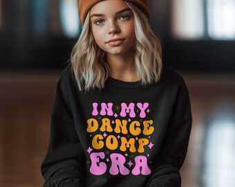 Chemise de danse rétro compétitive In My Dance Comp Era Sweat-shirt ras du cou confortable aux couleurs vives et amusantes pour les jeunes
