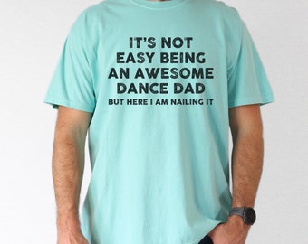 T-shirt de papa de danse personnalisé, ce n'est pas facile d'être un papa de danseur génial mais je suis là pour le faire, T-shirt unisexe teint en pièce aux couleurs confortables
