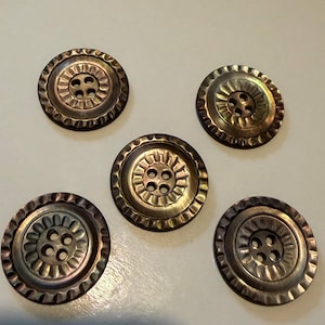 5 boutons antiques en nacre sculptés