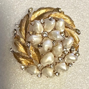 Vintage Crown Trifari Sorrento Pearls Baby Tooth Brooch Pin