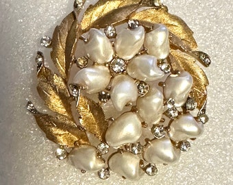 Vintage Crown Trifari Sorrento Pearls Baby Tooth Brooch Pin
