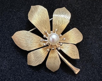 Spilla a forma di fiore Krementz Mid Century Modern con sovrapposizione in oro e perla