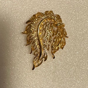 Vintage Gold Tone Trifari Leaf Pin