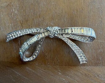 Spilla a fiocco con baguette "Forget Me Not" della collezione Glamour di Nolan Miller.