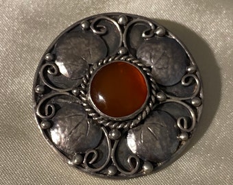 Nål i sterlingsilver med karneol från 1910 års Arts & Crafts-era