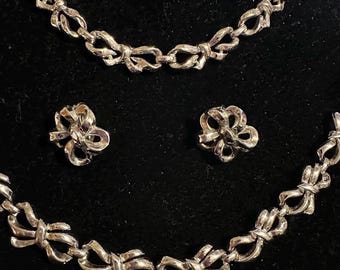 Zestaw Trifari 3 szt. Naszyjnik Bransoletka Kolczyki Srebrny Wzór Kokardki